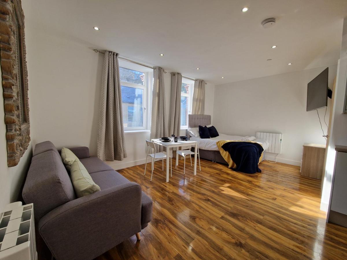 Flat 5. Modern Studio Apartment, Tynte Hotel, Mountain Ash Quakers Yard Eksteriør bilde
