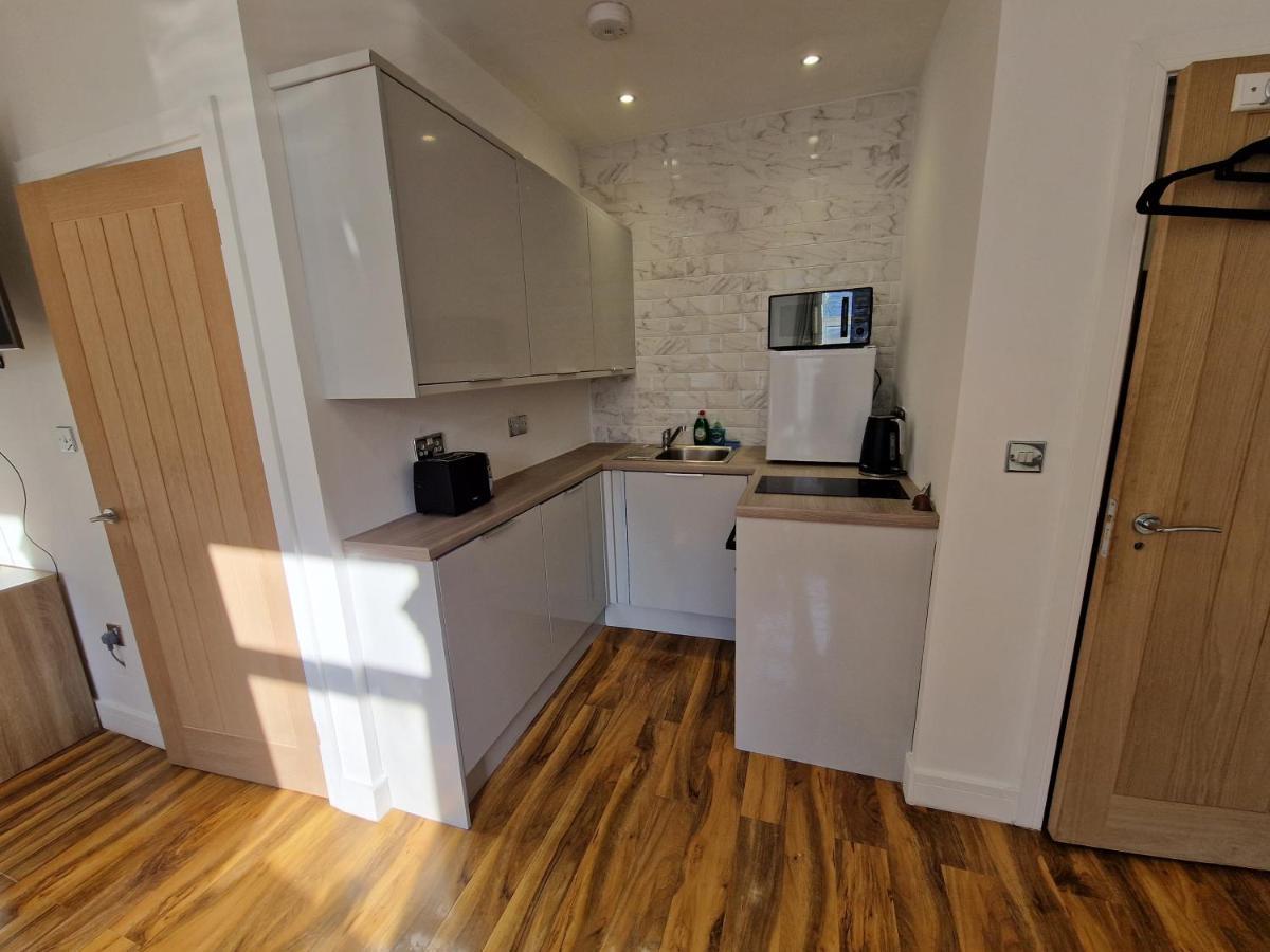 Flat 5. Modern Studio Apartment, Tynte Hotel, Mountain Ash Quakers Yard Eksteriør bilde